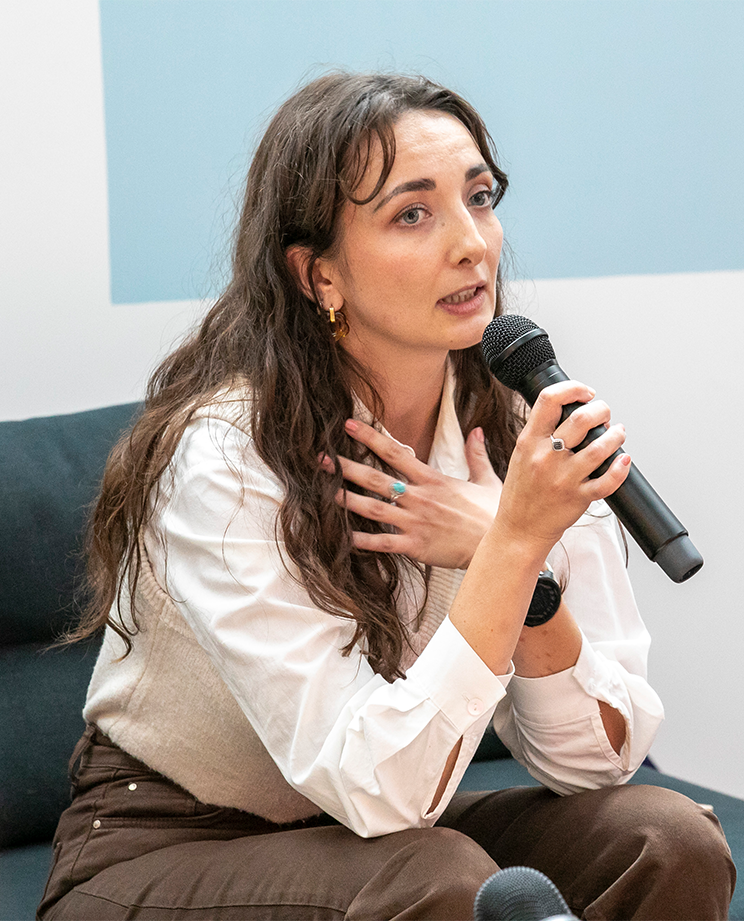 Portrait de Caroline Rotureau, une professionnelle dans le domaine du design de service, spécialisée en santé et en architecture d'intérieur.