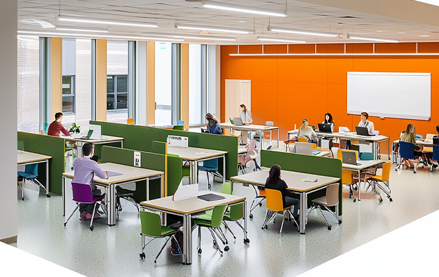 Design d'une salle de cours dans une école ou un institut de santé, aménagée pour favoriser l'apprentissage des métiers de la santé, avec des équipements modernes et un agencement fonctionnel pour encourager l'interaction et la pratique.