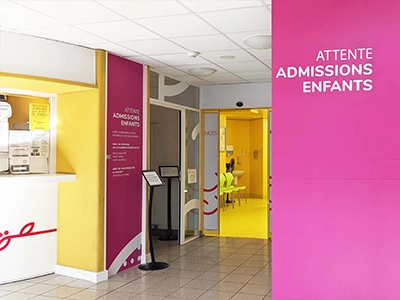 Aménagement de l'espace des urgences dans un hôpital, avec des zones distinctes pour l'accueil, les soins d'urgence et l'attente des patients, conçu pour optimiser le flux et le confort.