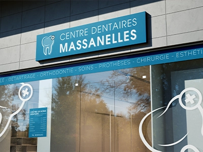 Signalétique et identité visuelle d'un centre dentaire, avec des panneaux clairs et des éléments graphiques cohérents pour guider les patients vers les différents services.